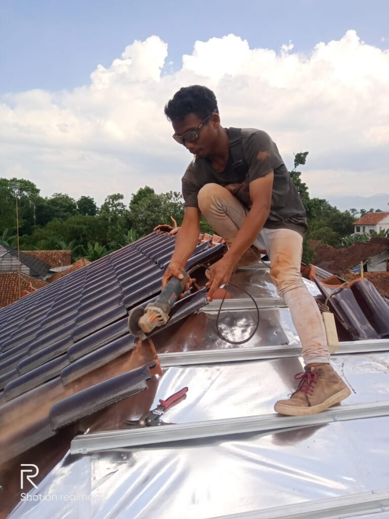 Planet Baja Ringan - Jasa Pasang Atap Dan Ganti Renovasi Atap Baja Ringan Tukang Pengalaman 086